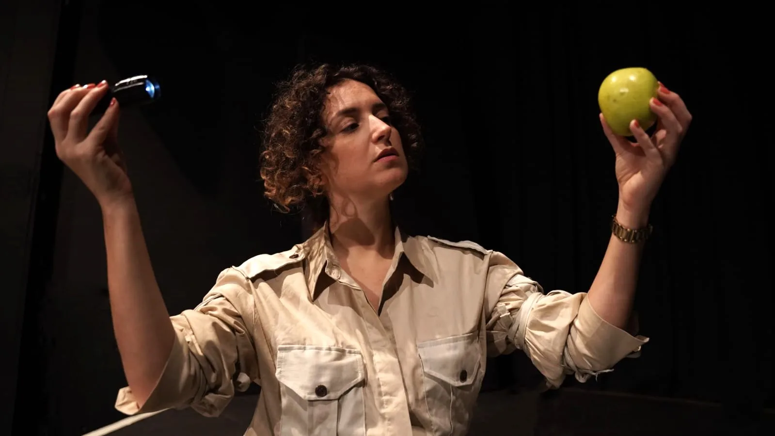 Entre ficção e realidade, dramaturga relembra os escombros da ditadura em uma perspectiva feminina