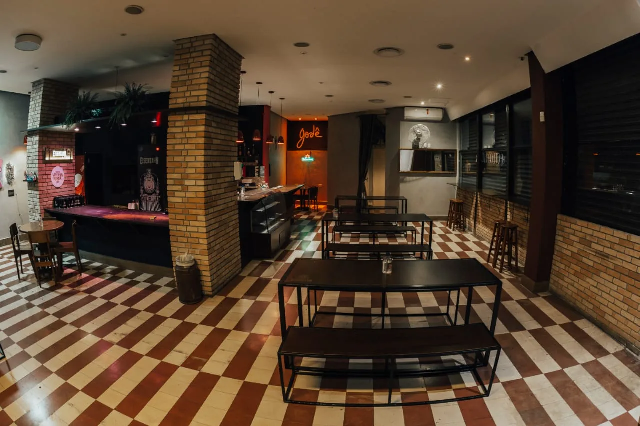 Boteco Godê reúne música, artes visuais e gastronomia em badalado eixo boêmio de São Paulo