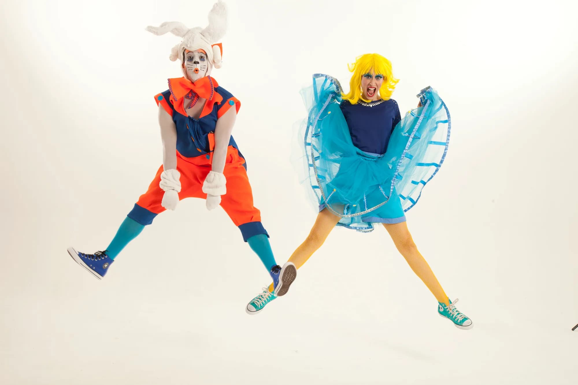Cia Dos Tantos apresenta "ALICE NO PAÍS DAS MARAVILHAS" no Teatro Novo